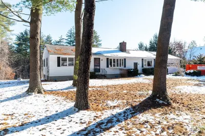 137 W River Rd