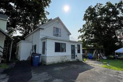 136 River St