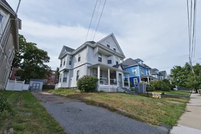 82 Hawthorne St 1