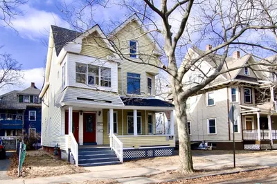 142-144 Yale St 1