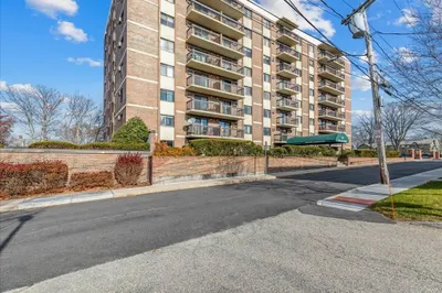 10 Williams St #22