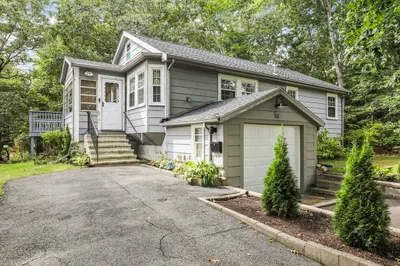 17 Mayflower Ave