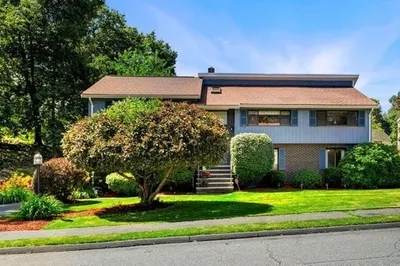 7 Oakridge Dr