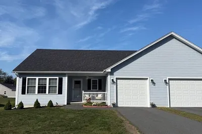 4 GrAy Lock Ln #A