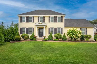 4 Rhodes Dr #4 1