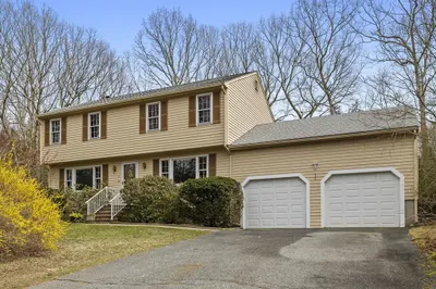 7 Red Coat Ln