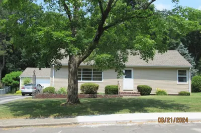 22 Susan Pkwy 1