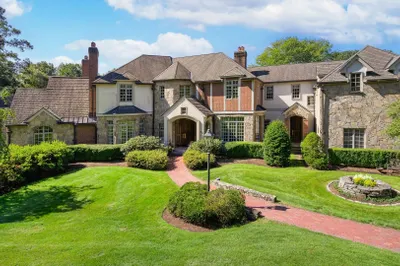 12 Wyndemere Drive 1