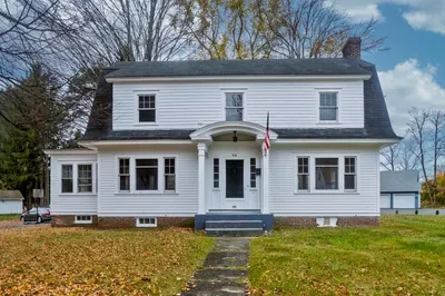 94 Sugarloaf St 1