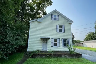 134 River St