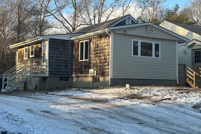11 Lakeview Blvd