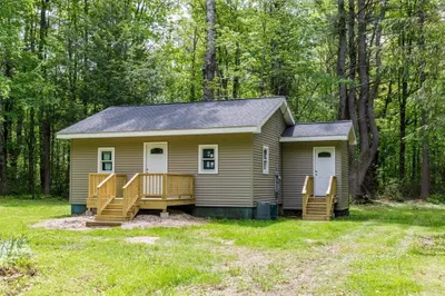 225 Queen Lake Road 1