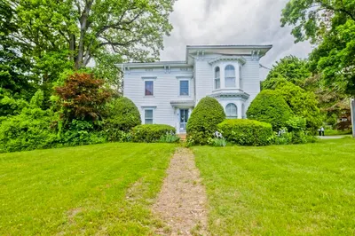 109 College St