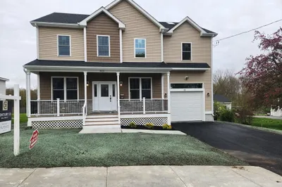 465 Massasoit Rd 1