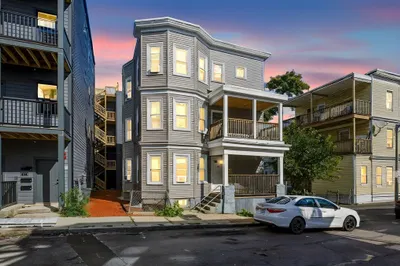 38 Woodford St