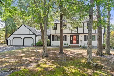 28 Colonial Way 1