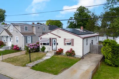 60 Pine Grove St