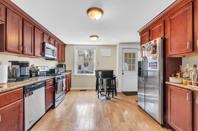 194 W 5th St