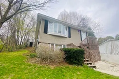 35 Tiverton Pkwy