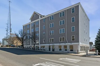 472 Essex Street #402
