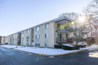 20 Nelson Dr #1B