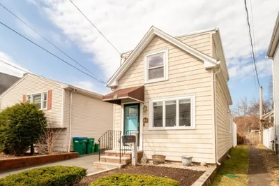 44 Paris St