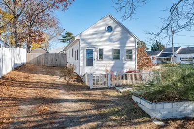 26 Agawam Lake Shore Dr 1