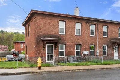 2271 Main St 1