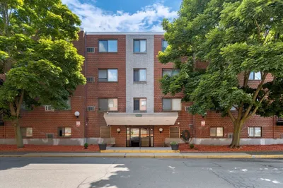 400 Governors Dr #32