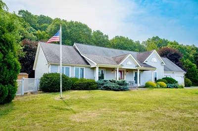 48 N Longyard Road 1