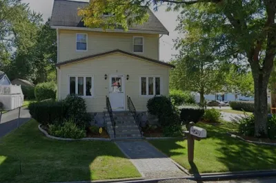 10 Bartlett Avenue